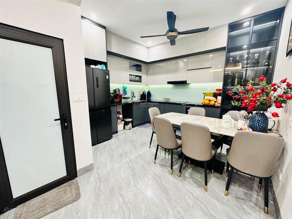 Hạ chào 2 tỷ bán gấp nhà sài đồng 58m2 hơn 8 tỷ 5 tầng 6 ngủ dân xây full nội thất pháp lý rỏ ràng