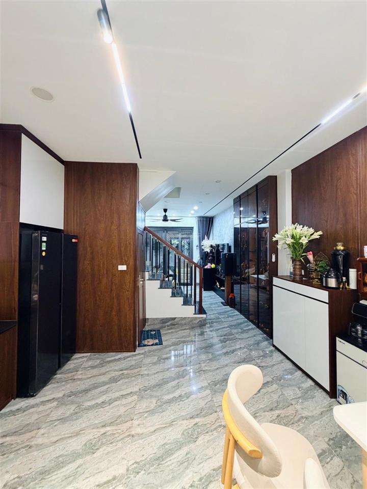 Cần bán gấp nhà gia thụy  bồ đề 50m2  hơn 10 tỷ  dân xây 2 thoáng full nội thất 4 ngủ  sổ vuông