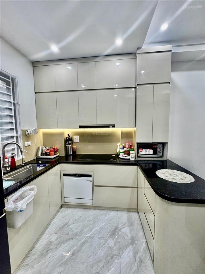 Bán nhà trung tâm gia thuỵ 43m2hơn 7 tỷ nhà 5 tầng4 pn matserfull nội thấtgần trường gia thuỵ