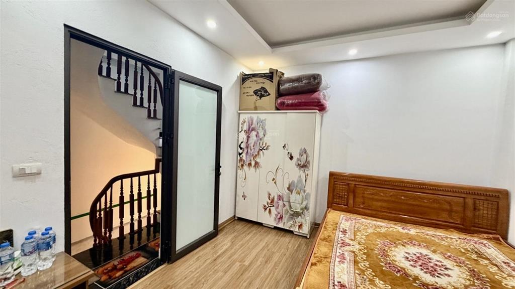 Bán nhà việt hưng 35m2  6 tỷ  5 tầng full nội thất  ô tô đỗ cổng 3 pn sổ vuông  không quy hoạch