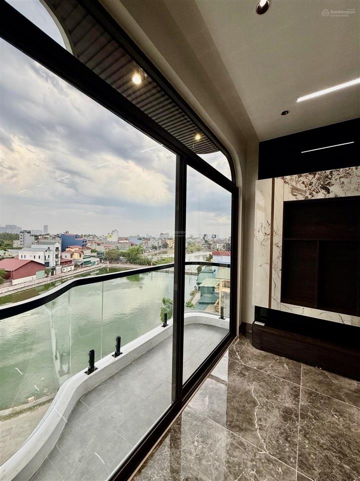 Hơn 13 tỷbán gấp nhà quận long biên 52m2view hồ7 tầng thang máy , full nội thất4pnô tô tránh