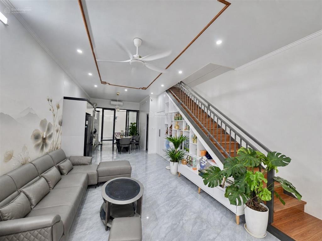 Bán nhà thạch bàn 76m2  chỉ 10 tỷ  full nội thất mt 5m gần trường thpt sổ vuông không quy hoạch