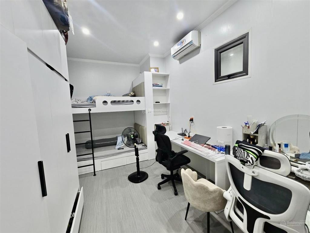 Bán nhà thạch bàn 76m2  chỉ 10 tỷ  full nội thất mt 5m gần trường thpt sổ vuông không quy hoạch