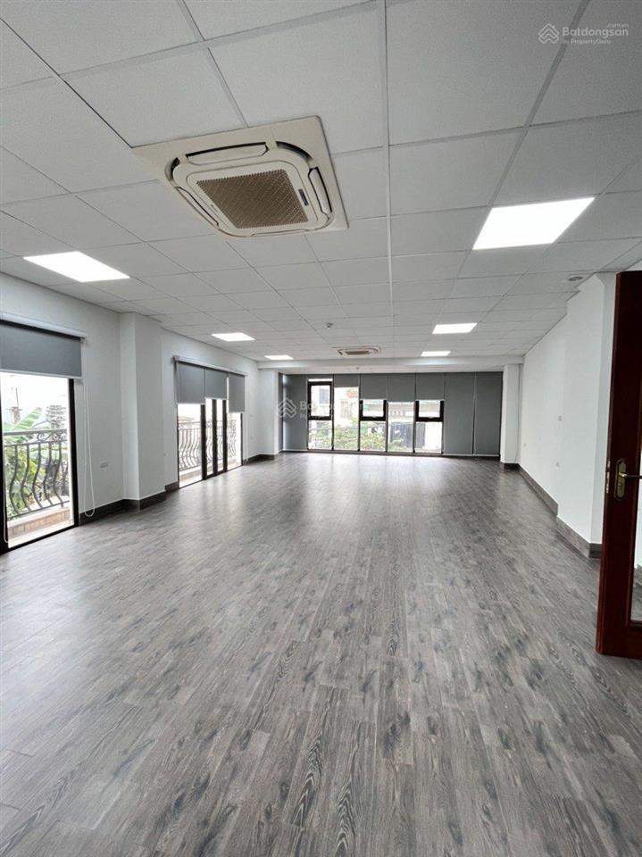 Cho thuê văn phòng 120m2, giá 20 triệu tại phố vũ trọng phụng, chia sẵn 02 phòng, miễn phí xe máy