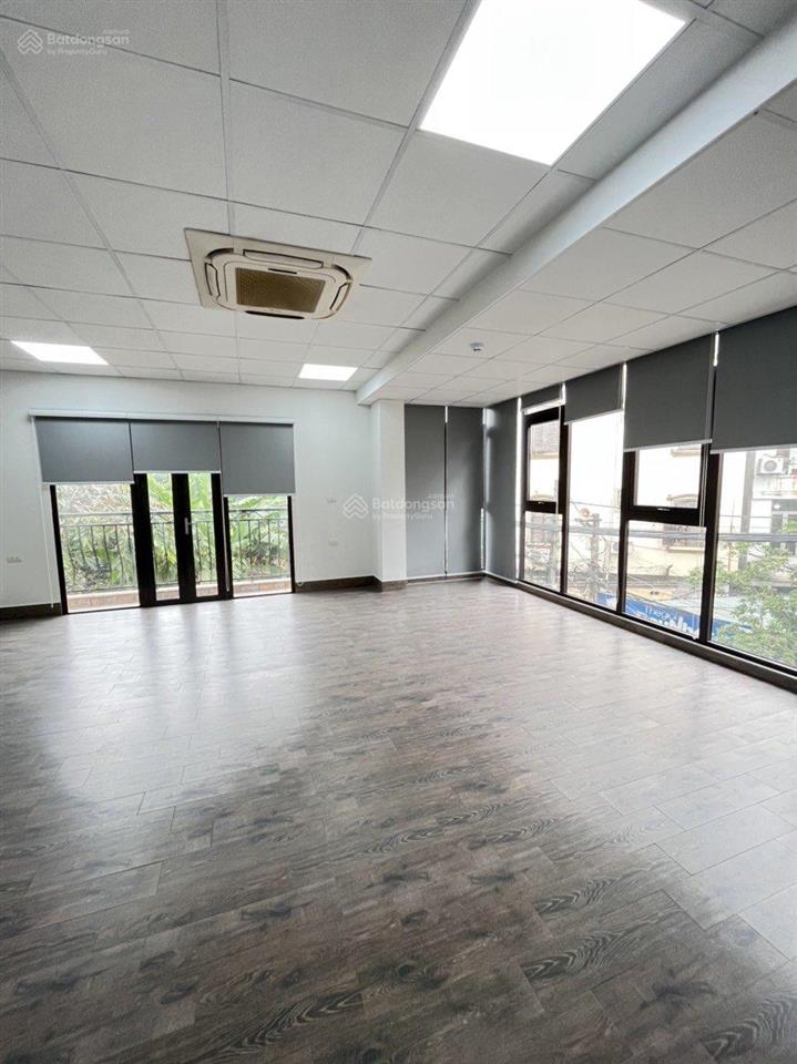 Cho thuê văn phòng 120m2, giá 20 triệu tại phố vũ trọng phụng, chia sẵn 02 phòng, miễn phí xe máy