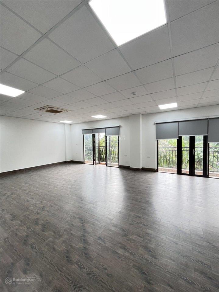 Cho thuê văn phòng 120m2, giá 20 triệu tại phố vũ trọng phụng, chia sẵn 02 phòng, miễn phí xe máy