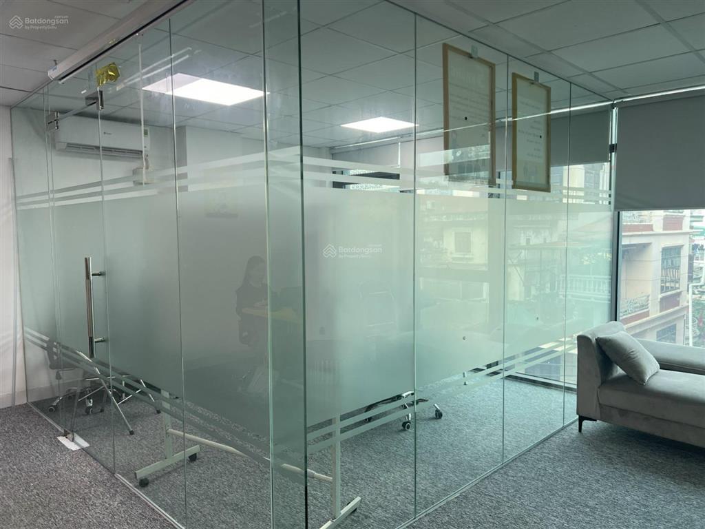 Cho thuê mbkd/ văn phòng gần ngã tư sở, trường chinh, 100m2, giá 19 triệu, chia sẵn phòng, miễn xe