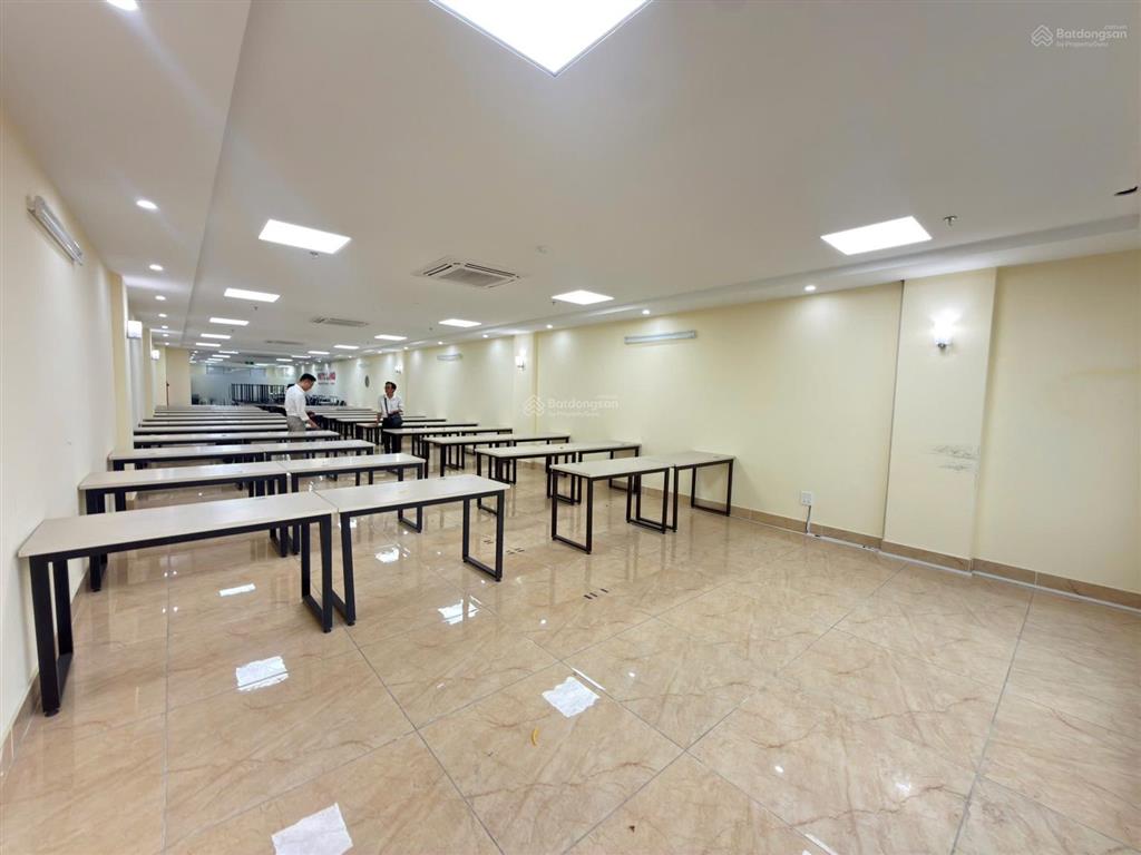 Cho thuê văn phòng 230m2, giá 19 triệu, phố nguyễn ngọc nại, view thoáng, mặt tiền rộng