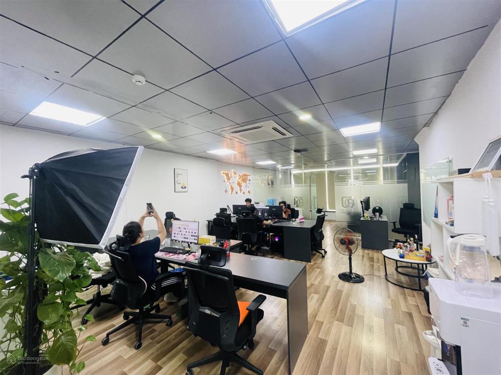 Nhượng văn phòng 115m2, giá 15 triệu, chia 3 phòng, sàn gỗ, sẵn nội thất tại nguyễn ngọc nại