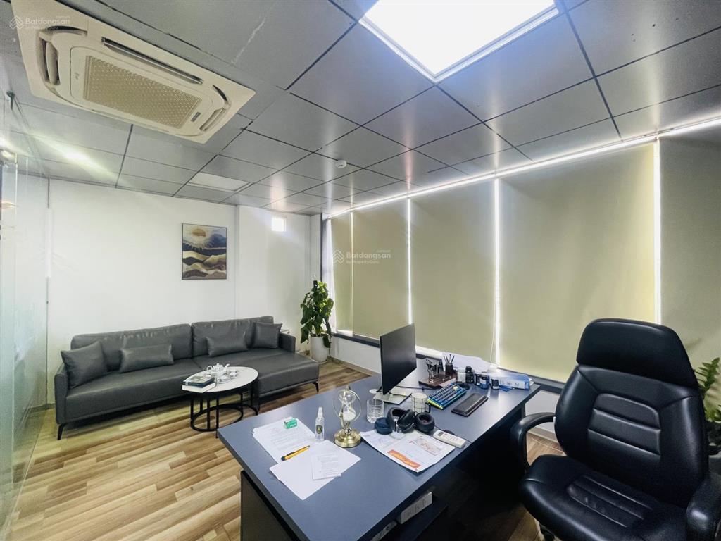 Nhượng văn phòng 115m2, giá 15 triệu, chia 3 phòng, sàn gỗ, sẵn nội thất tại nguyễn ngọc nại