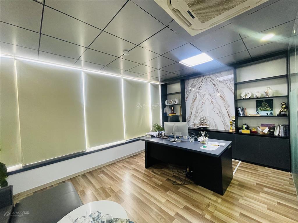 Nhượng văn phòng 115m2, giá 15 triệu, chia 3 phòng, sàn gỗ, sẵn nội thất tại nguyễn ngọc nại