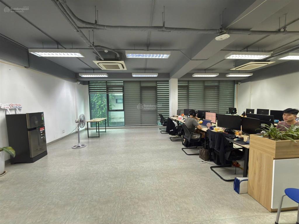 Cho thuê văn phòng 150m² tại phố nguyễn tuân, chia sẵn phòng, view thoáng, trần cao, sẵn nội thất