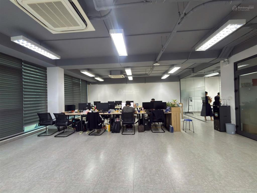 Cho thuê văn phòng 150m² tại phố nguyễn tuân, chia sẵn phòng, view thoáng, trần cao, sẵn nội thất