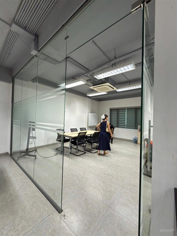 Cho thuê văn phòng 150m² tại phố nguyễn tuân, chia sẵn phòng, view thoáng, trần cao, sẵn nội thất