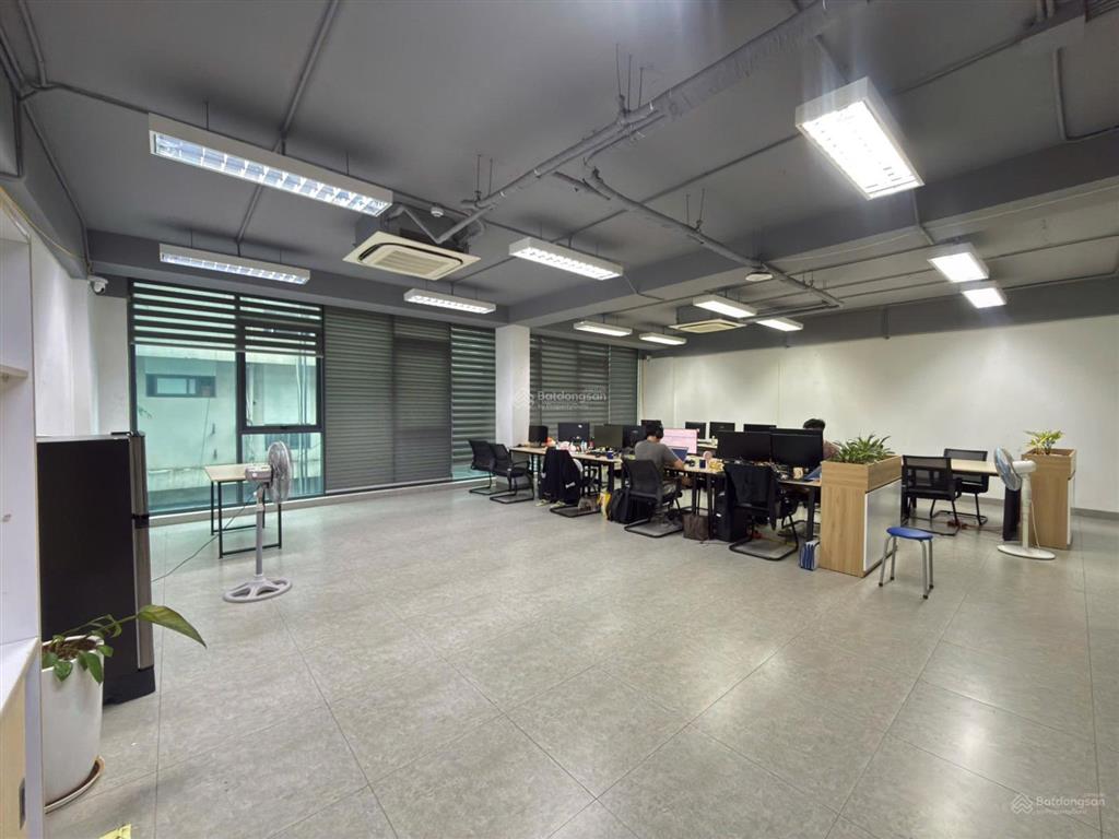 Cho thuê văn phòng 150m² tại phố nguyễn tuân, chia sẵn phòng, view thoáng, trần cao, sẵn nội thất