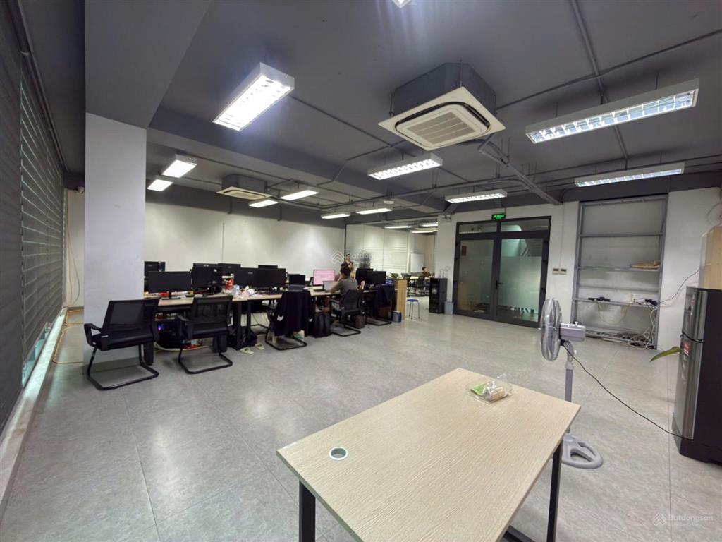 Cho thuê văn phòng 150m² tại phố nguyễn tuân, chia sẵn phòng, view thoáng, trần cao, sẵn nội thất