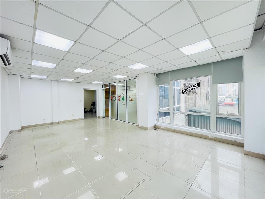 Cho thuê văn phòng 75m2 tại trần thái tông, cầu giấy, trần cao, hai mặt thoáng, kính trắng, đẹp