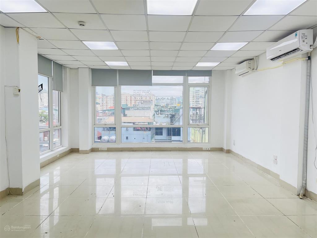 Cho thuê văn phòng 75m2 tại trần thái tông, cầu giấy, trần cao, hai mặt thoáng, kính trắng, đẹp
