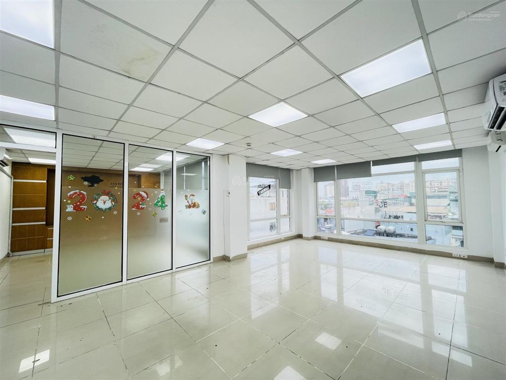 Cho thuê văn phòng 75m2 tại trần thái tông, cầu giấy, trần cao, hai mặt thoáng, kính trắng, đẹp