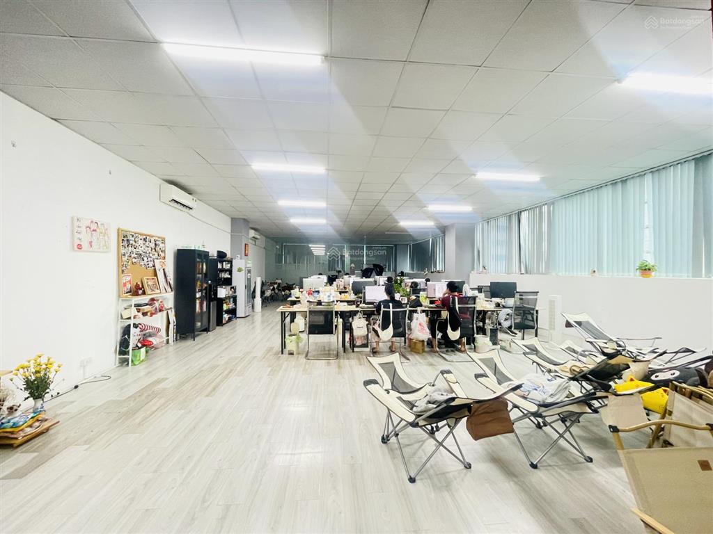 Cho thuê văn phòng 155m2 tại phố dịch vọng hậu, cầu giấy, trần cao 4,2m, chia sẵn phòng