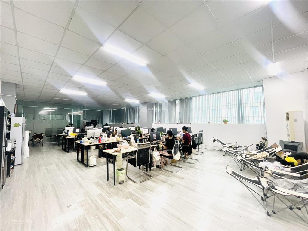 Cho thuê văn phòng 155m2 tại phố dịch vọng hậu, cầu giấy, trần cao 4,2m, chia sẵn phòng