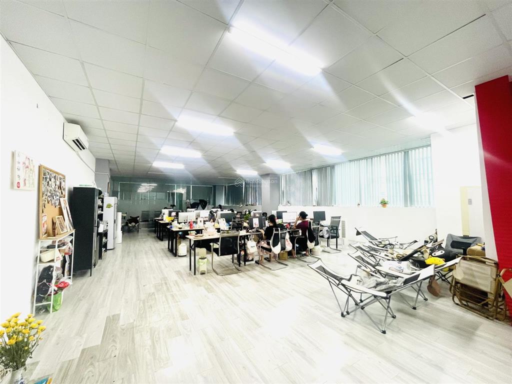 Cho thuê văn phòng 155m2 tại phố dịch vọng hậu, cầu giấy, trần cao 4,2m, chia sẵn phòng