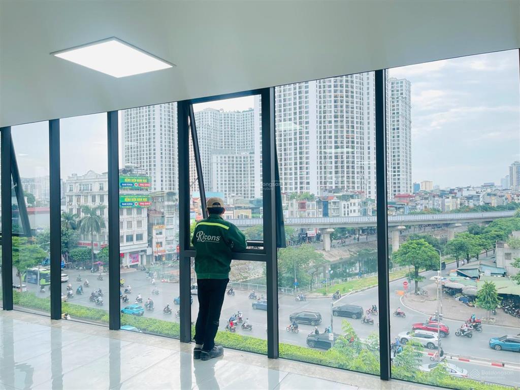 Cho thuê văn phòng hơn 200m2 ngay nguyễn trãi, ngã tư sở, nhà mới, mặt tiền 12m, view thoáng