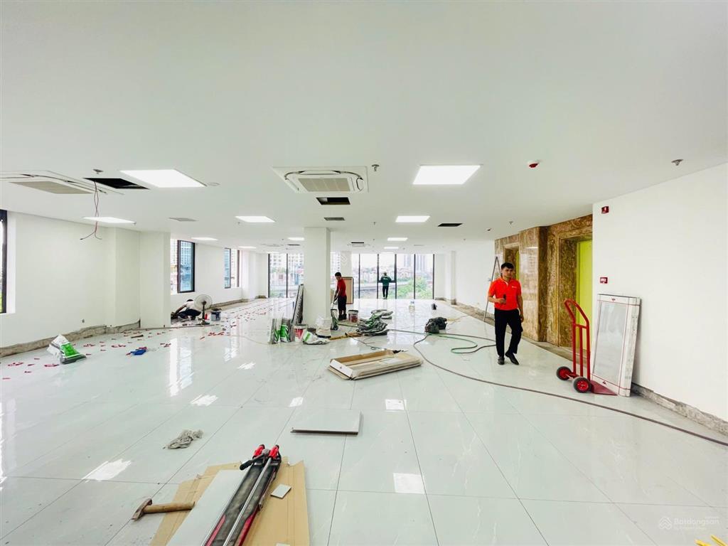Cho thuê văn phòng hơn 200m2 ngay nguyễn trãi, ngã tư sở, nhà mới, mặt tiền 12m, view thoáng
