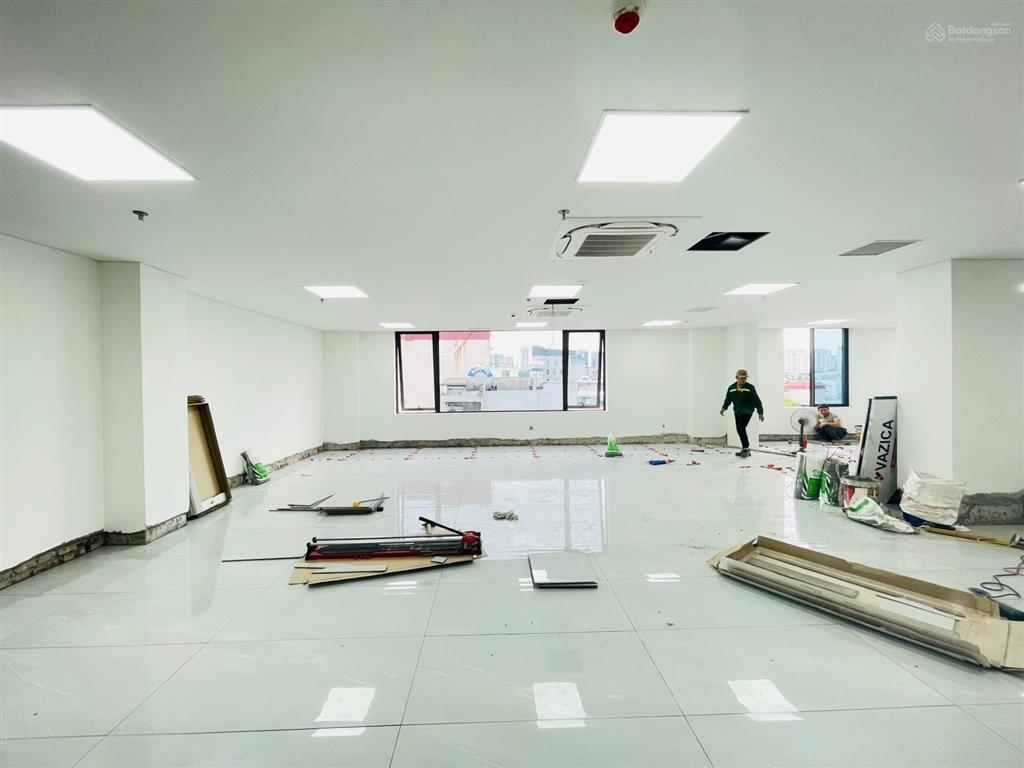 Cho thuê văn phòng hơn 200m2 ngay nguyễn trãi, ngã tư sở, nhà mới, mặt tiền 12m, view thoáng