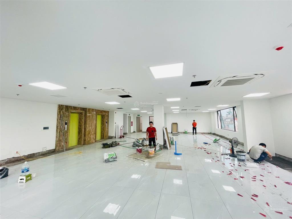 Cho thuê văn phòng hơn 200m2 ngay nguyễn trãi, ngã tư sở, nhà mới, mặt tiền 12m, view thoáng