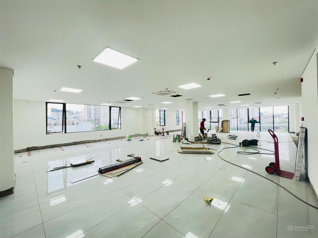 Cho thuê văn phòng hơn 200m2 ngay nguyễn trãi, ngã tư sở, nhà mới, mặt tiền 12m, view thoáng