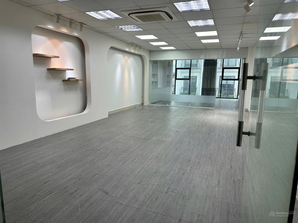 Cho thuê văn phòng 100m2, giá chỉ hơn 10 triệu, ngay phố hoàng văn thái, thanh xuân, nội thất