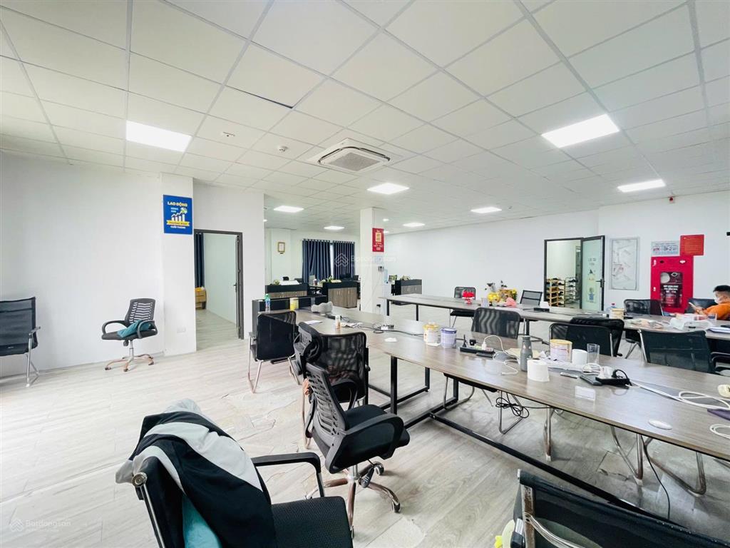 Cho thuê văn phòng tại 168 nguyễn xiển, 60m2, giá 8 triệu, view thoáng 0965 825 ***
