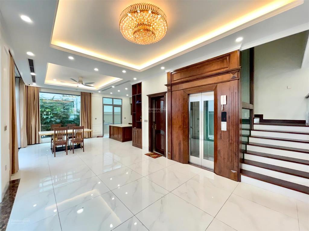 Cho thuê biệt thự song lập vinhomes riverside 215m có thang máy giá 45tr/tháng