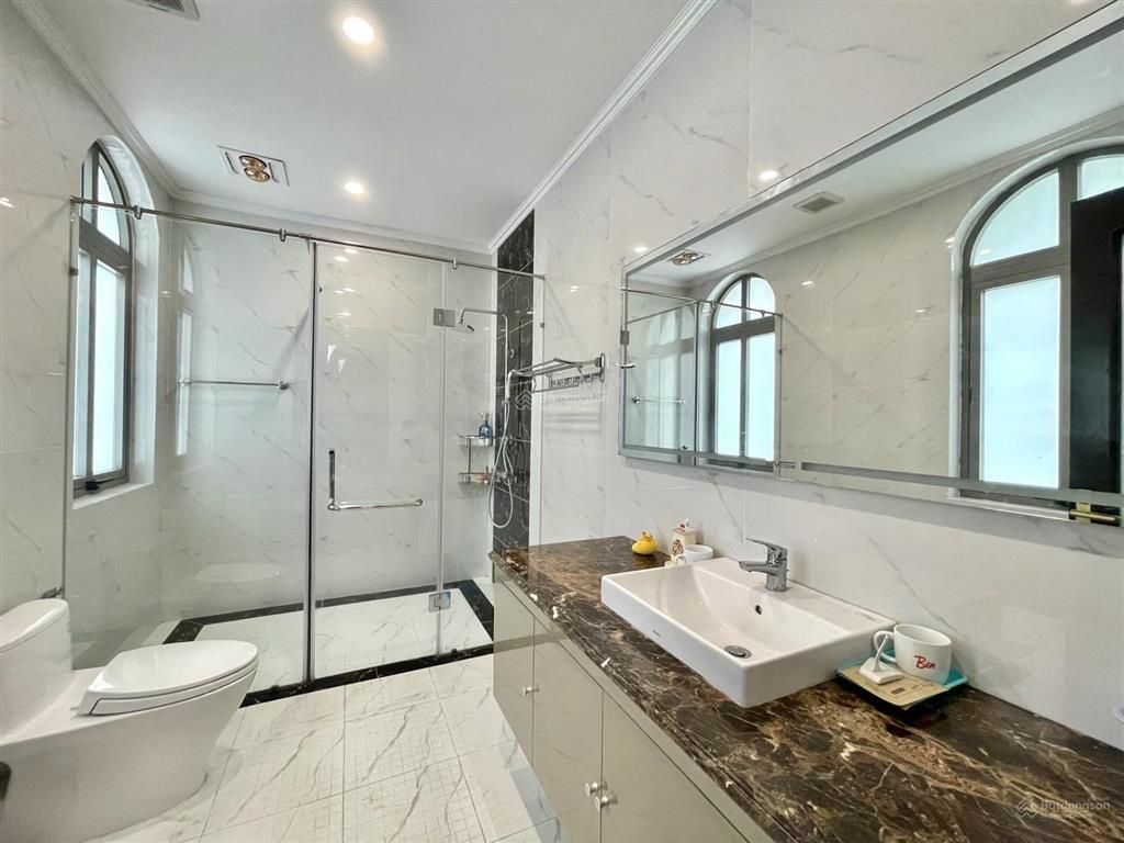 Cho thuê biệt thự song lập vinhomes riverside 215m có thang máy giá 45tr/tháng