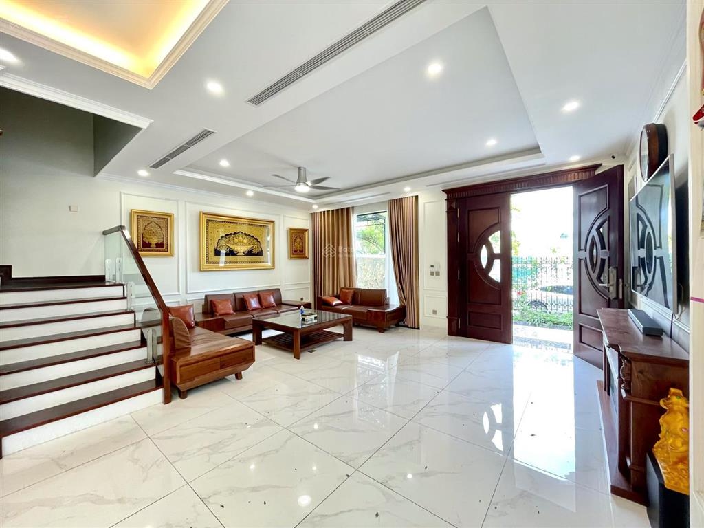 Cho thuê biệt thự song lập vinhomes riverside 215m có thang máy giá 45tr/tháng
