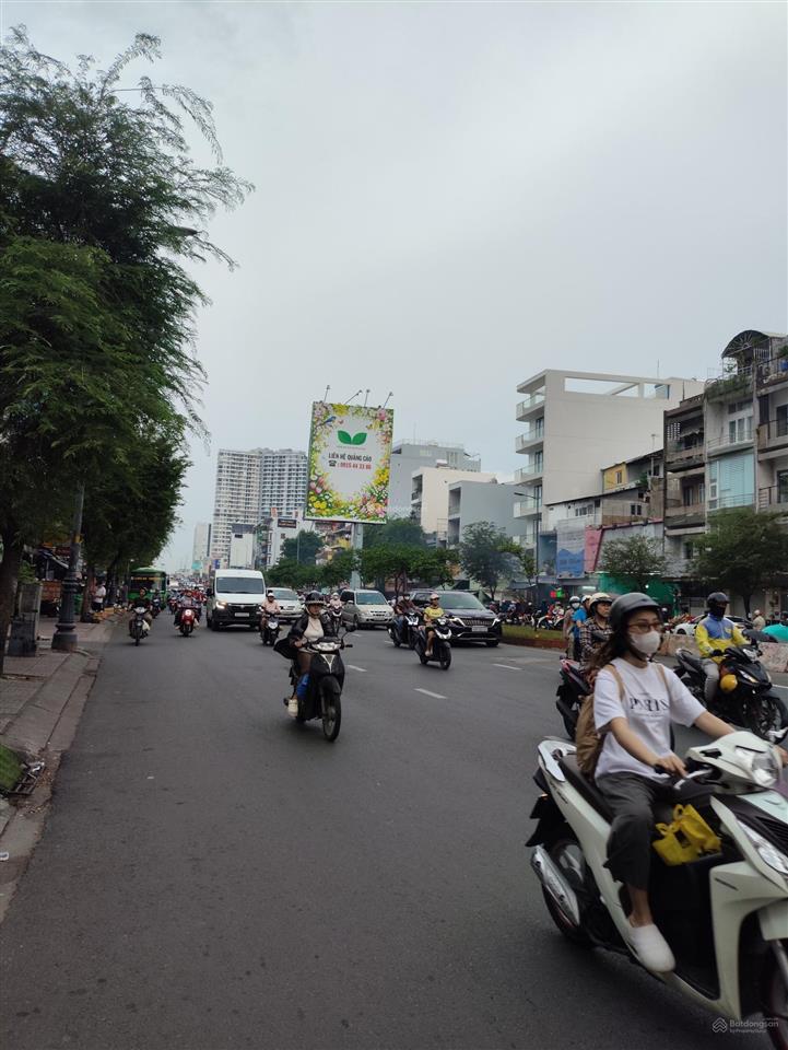 Bán nhà xe buýt đậu cửa. dt 55m2, 3 tầng. chỉ5t. ngay minh phụng  cây gõ  hồng bàng  phú lâm