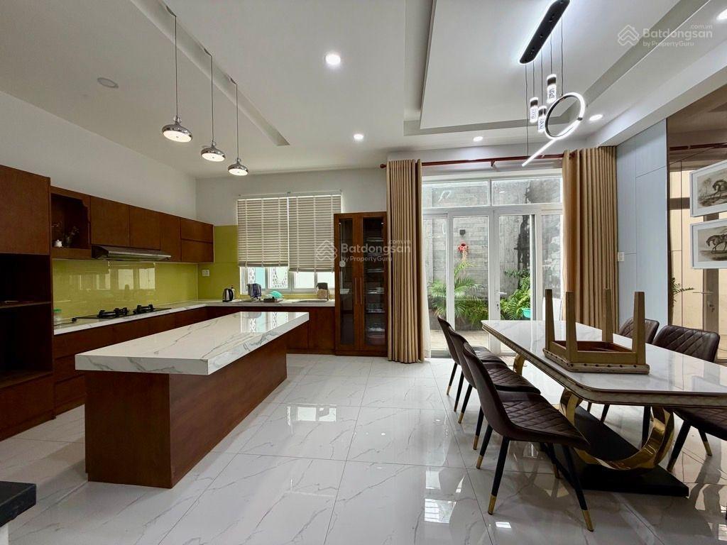 Nhà 4 tầng 136,5m2 khu phong phú 5 đối diện bến xe quận 8