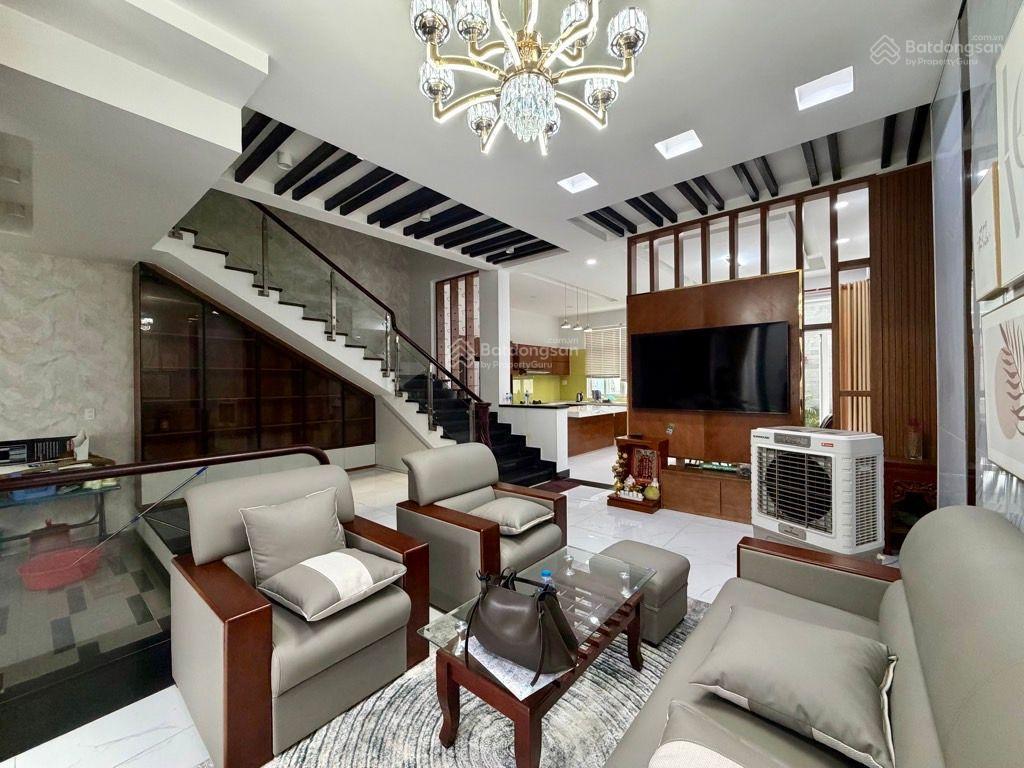 Nhà 4 tầng 136,5m2 khu phong phú 5 đối diện bến xe quận 8
