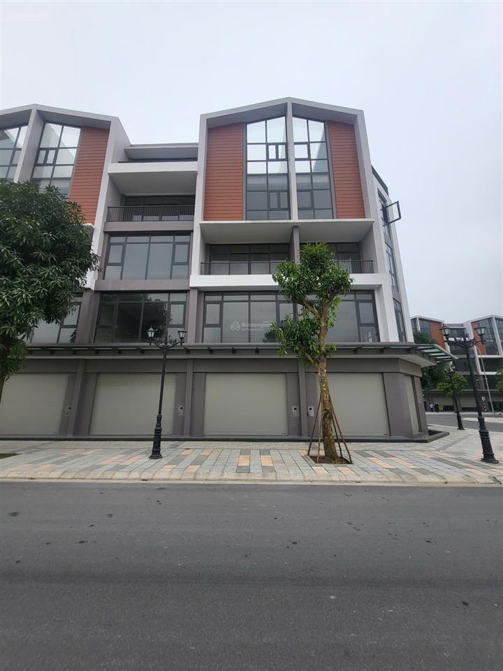 Căn shophouse 100m đối diện 40 tòa chung cư mik giá chỉ 18 tỷ.