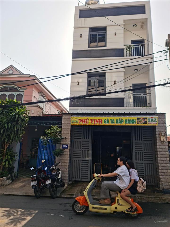 Bán nhà 3 lầu mới xây xong, mặt tiền đường thông 75m2 tại hóc môn