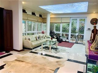 Bán biệt thự để vào sg. dtđ 178.5m2. dtn 412.55 m2. 4 tầng. hướng, vị trí rất tốt.