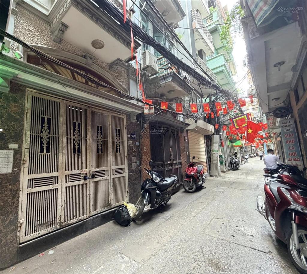 Bán nhà 3 tầng ngõ 68 cầu giấy, dt 45m2, 3 ngủ, mặt tiền rộng 6.5m, ở hoặc cho thuê. giá 6.9 tỷ