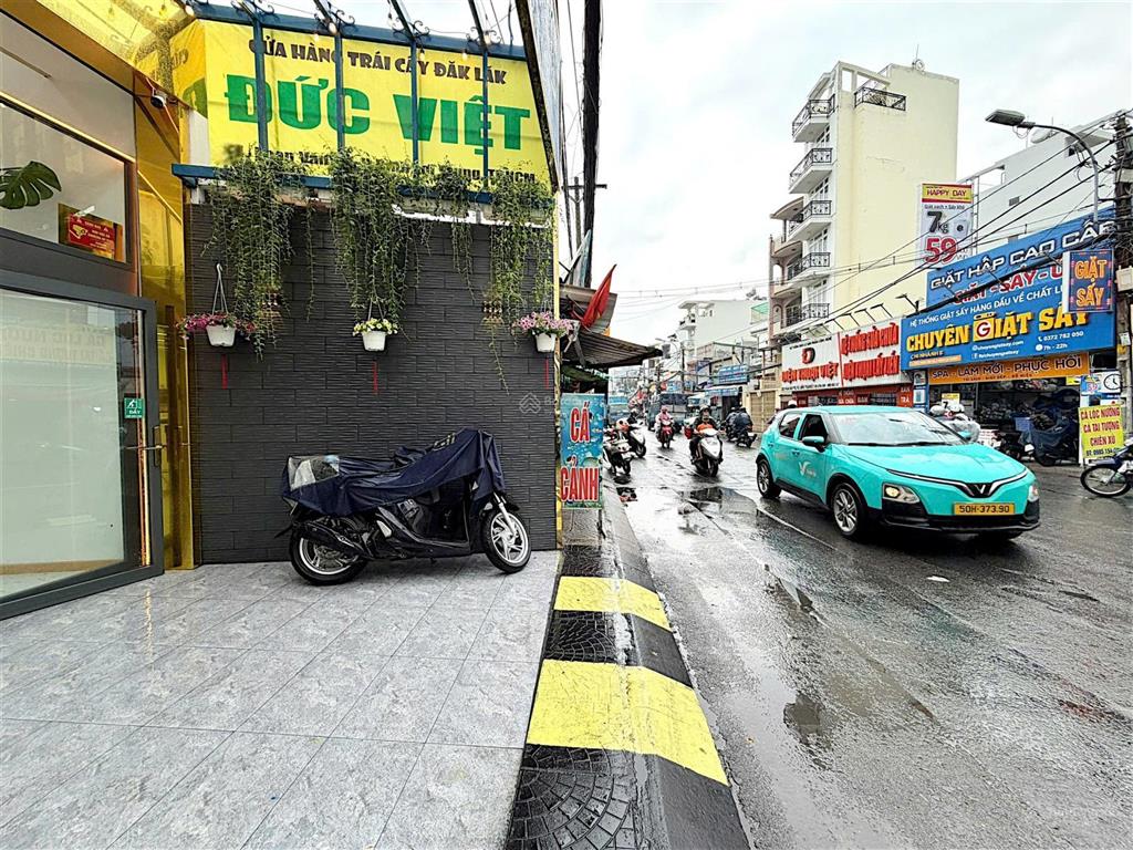 Mặt tiền 64m2ngang 5.35m 5 tầngkinh doanh siêu đẹp ngay chợ giao thương sầm uất. chỉ 12ty5