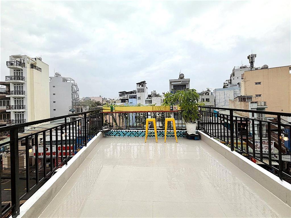 Mặt tiền 64m2ngang 5.35m 5 tầngkinh doanh siêu đẹp ngay chợ giao thương sầm uất. chỉ 12ty5