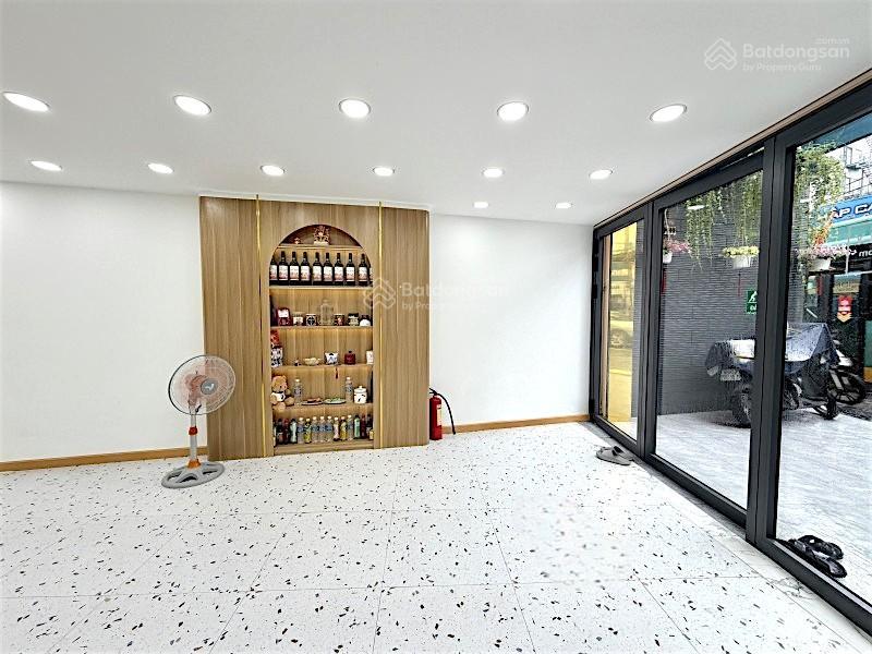 Mặt tiền 64m2ngang 5.35m 5 tầngkinh doanh siêu đẹp ngay chợ giao thương sầm uất. chỉ 12ty5