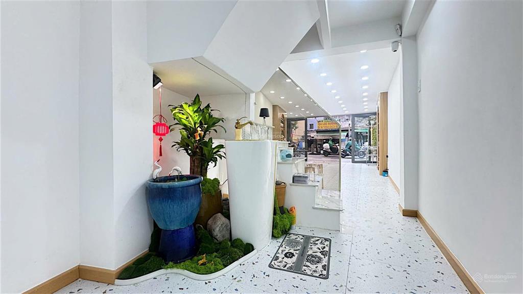 Mặt tiền 64m2ngang 5.35m 5 tầngkinh doanh siêu đẹp ngay chợ giao thương sầm uất. chỉ 12ty5