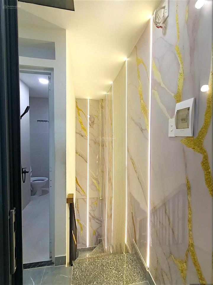 Nhà đẹp  đoàn văn bơ, quận 4 hẻm xe hơi gần mặt tiền 30m2 ngang gần 5m chỉ 3 tỷ 15 tl