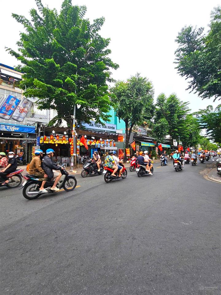 Vĩnh khánh quận 4 ngay phố ẩm thực nhà 3 tầng 2 mặt hẻm 3pn ngang 4,3m chỉ 3 tỷ 1 tl