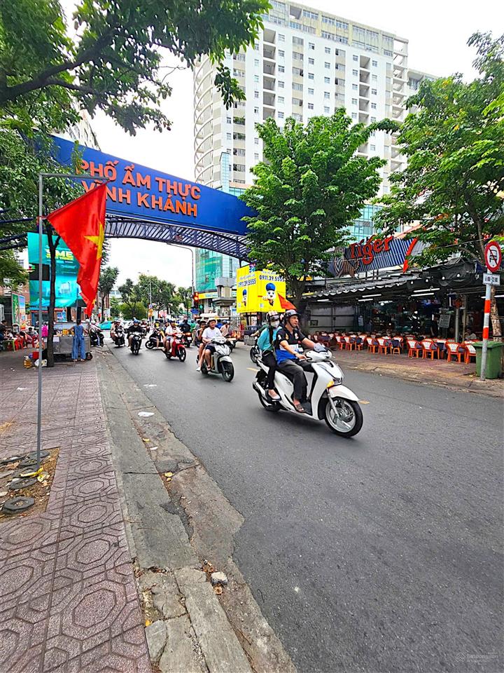 Vĩnh khánh quận 4 ngay phố ẩm thực nhà 3 tầng 2 mặt hẻm 3pn ngang 4,3m chỉ 3 tỷ 1 tl